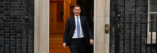 Jeremy Hunt walking out of number 10