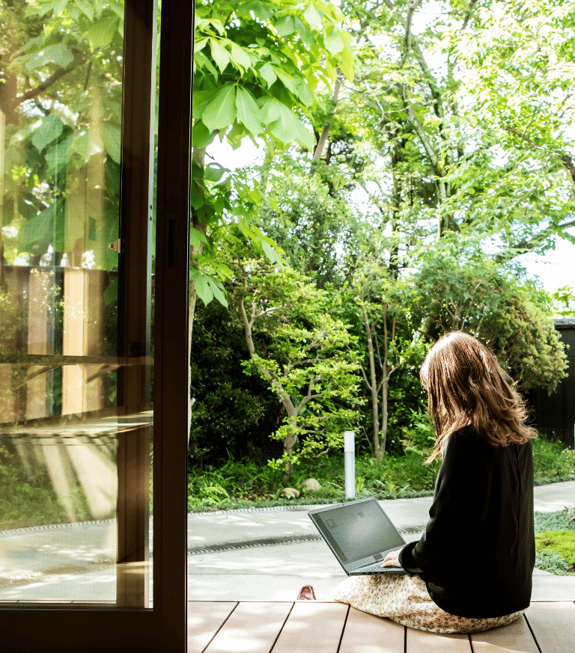 woman-working-on-laptop-in-garden 
