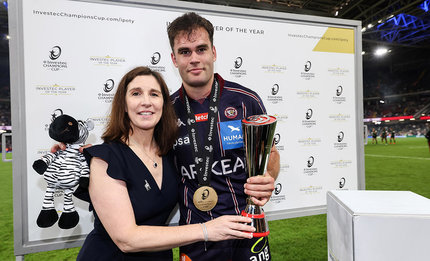 Investec’s Marle van de Walt with Investec Player of the Year, Damian Penaud