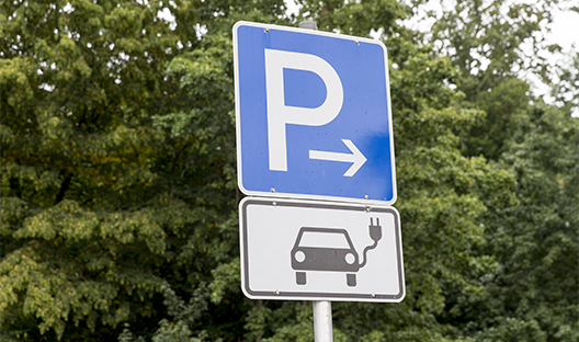 Sign to electric vehicle charging station