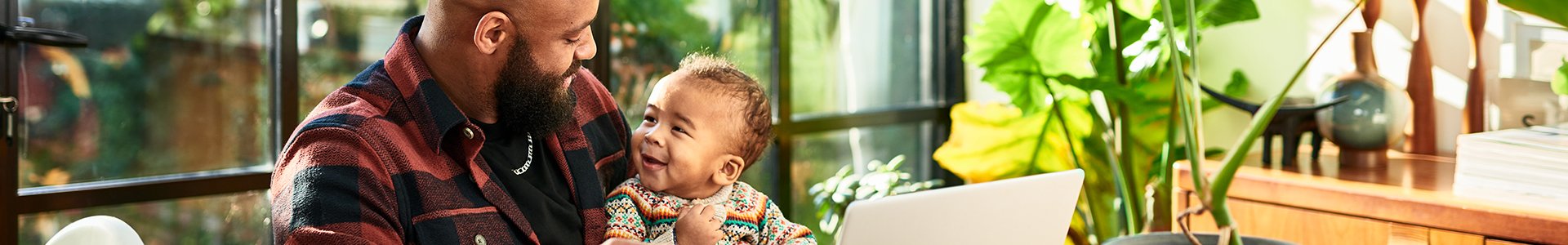 Father and son in front of a laptop | Tax-free savings account
