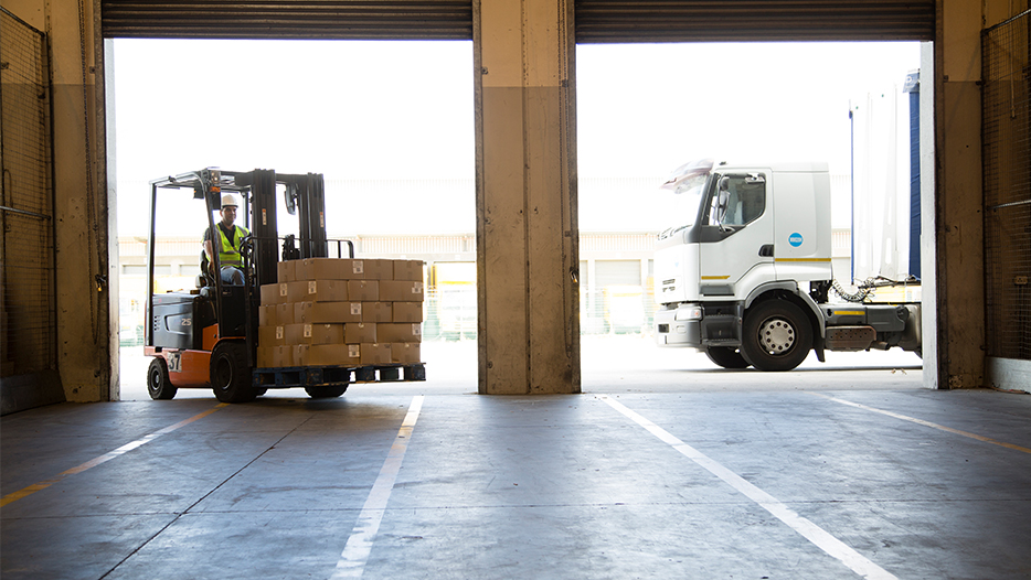 Fork lift truck moving boxes from lorry