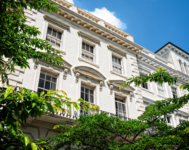 Elegant apartment building in Notting Hill, London