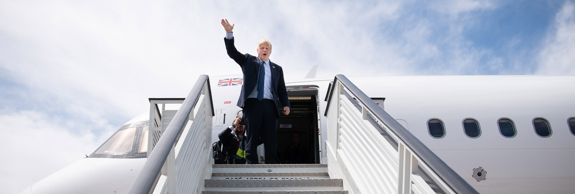 Boris Johnson waving from the top of a plane